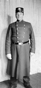 835540 Portret van een Utrechtse politieagent.